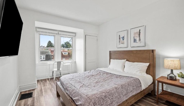 Oakland/University @H Bright and Stylish Private Bedroom with Shared Bathroom