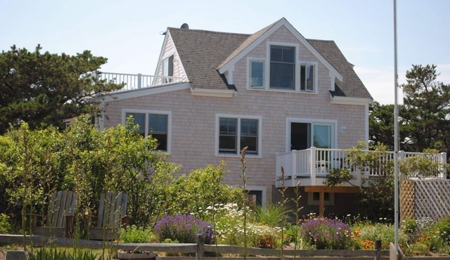 Ocean Cottage A/C near PB and Beachcomber. Steps to the beach!