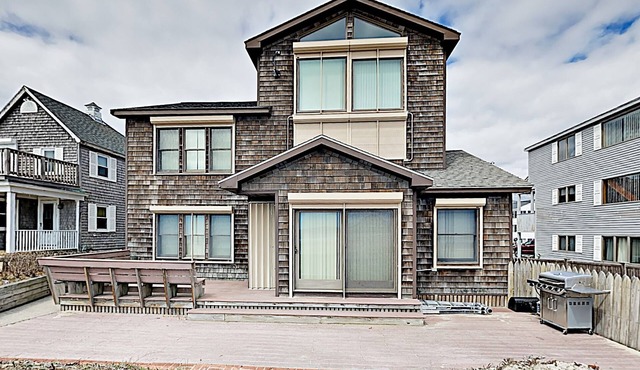 Ocean Front! On the sand! Stunning 5 BR house on Atlantic Ave, Wells Beach!