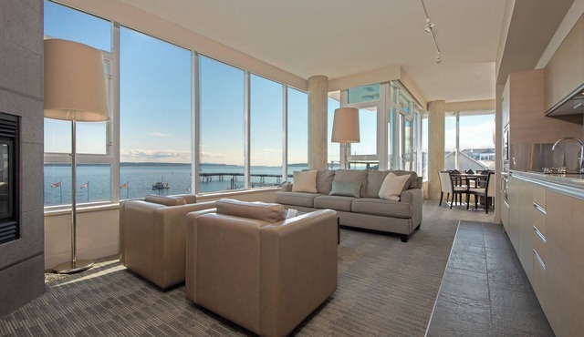 Ocean front retreat in the heart of the quaint town of Sidney BC. Pet-friendly!