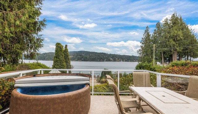 Oceanfront 3 Bed: Private Beach and Dock Access, Hot Tub , BBQ & Free Kayaks!