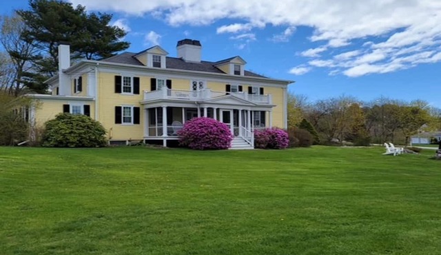 Oceanview Classic Maine Cottage within 1 minute walk to Cape Neddick Beach
