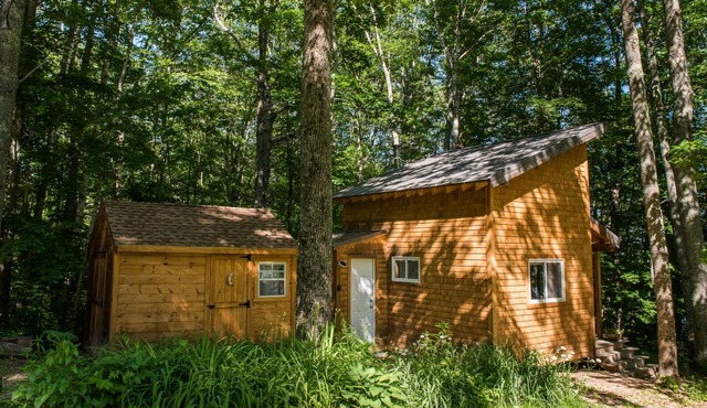 Off-grid cabin on the shore of Merrymeeting Bay with kayaks and SUP