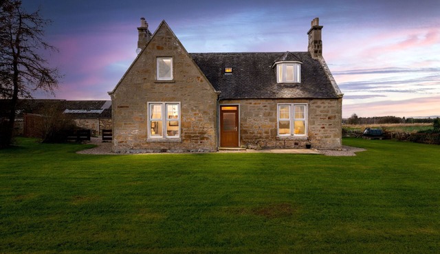 Old Duffus Farmhouse on Scottish Estate - stunning castle views