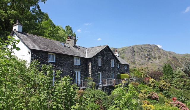 Old Quarry Cottage - elevated village location - lake views
