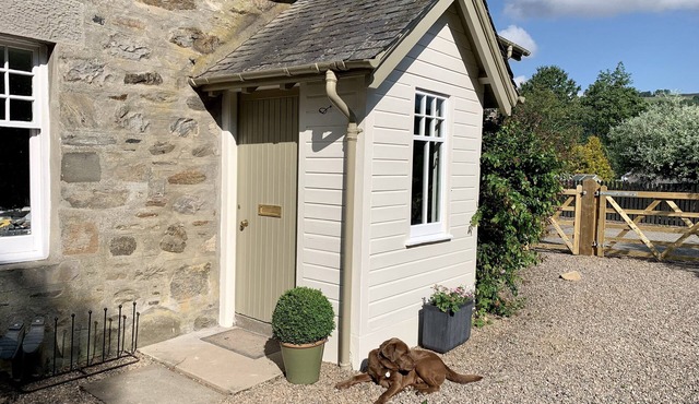 OLD SCHOOLHOUSE, pet friendly, with a garden in Grandtully