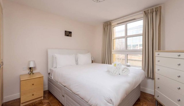 Old Town Flat with Parking near Royal Mile