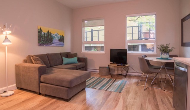 Old Town Open-Plan with High Ceilings and Original Artwork