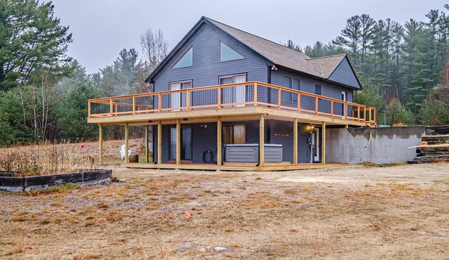 On Mountain Time - renovated ski house, hot tub, 15 minutes to Sunday River