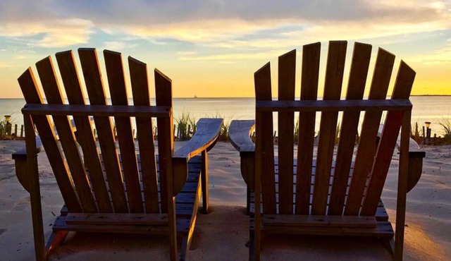 On The Beach! Relax and Unwind at your Private Waterfront Beach Bungalow