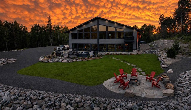 On The Rocks Lodge w/HOT TUB & direct access to snowmobile, ATV, & hiking trails