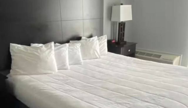 One King Unit w/Lake View | Breakfast Included | Pool, Jacuzzi, & Lake Access