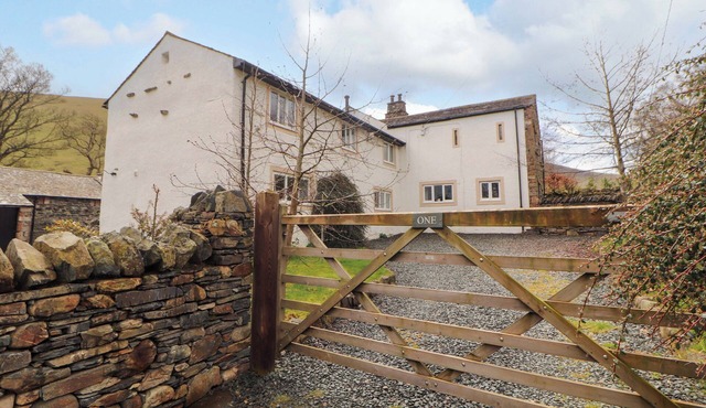 ONE TOWN END, pet friendly, character holiday cottage in Mungrisdale