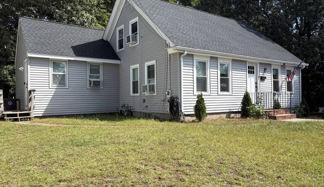 Only 20 minutes from boston/Guesthouse right off the exit , close to everything