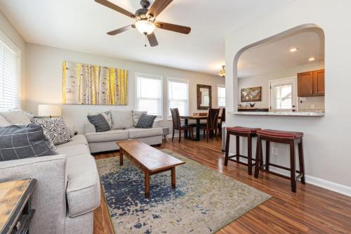 OPEN 4BR2BA Sleeps 8 Near Hwy Covered Deck