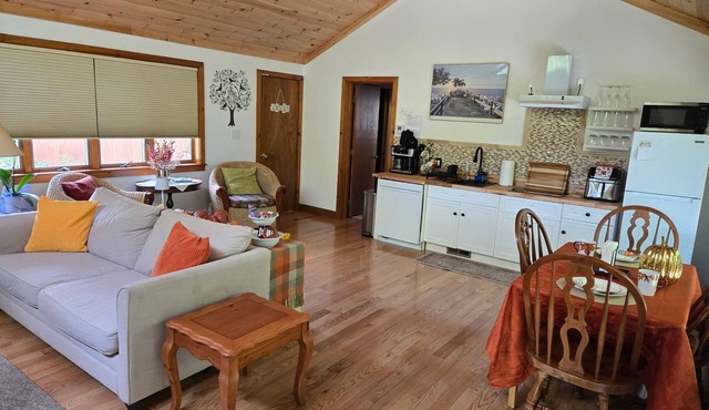 Open all year! Relaxation & privacy at this cozy 1 bedroom 1 bath studio.