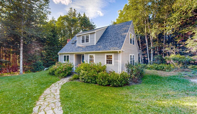 Open and spacious riverfront retreat, dog-friendly