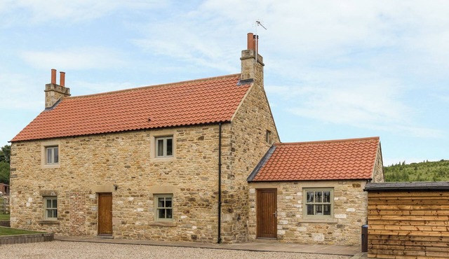 ORCHARD COTTAGE, pet friendly, character holiday cottage in Durham