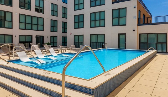 OTR | King Bed | Free On Site Parking | Gym | Pool