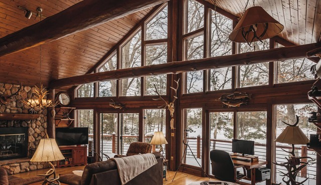 Otter Cove Lodge: Serene Lakefront Retreat w/Kayaks, Fireplaces, & Room for 10