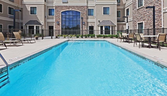 Outdoor Pool. Free Breakfast. Gym. Perfect for Groups!