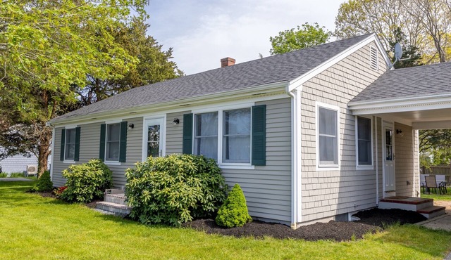 Outdoor Shower, Firepit, BBQ, AC units and more! Near downtown and beaches!