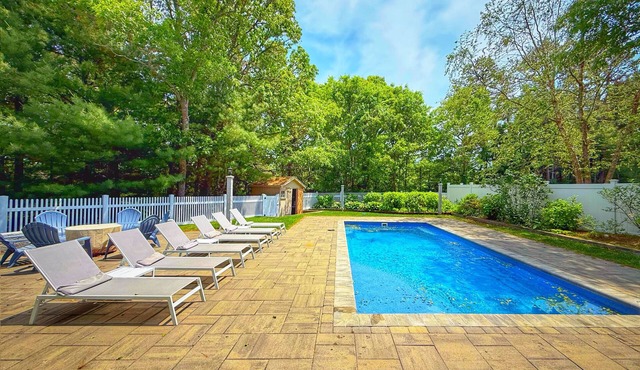 Overlook Poolside Getaway Heated Pool (May - Oct 20th)