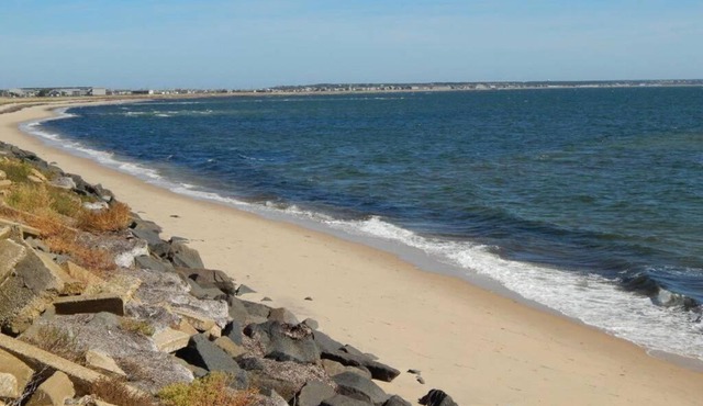 P-Town 2br Beach Beauty on the Bay. Water View!