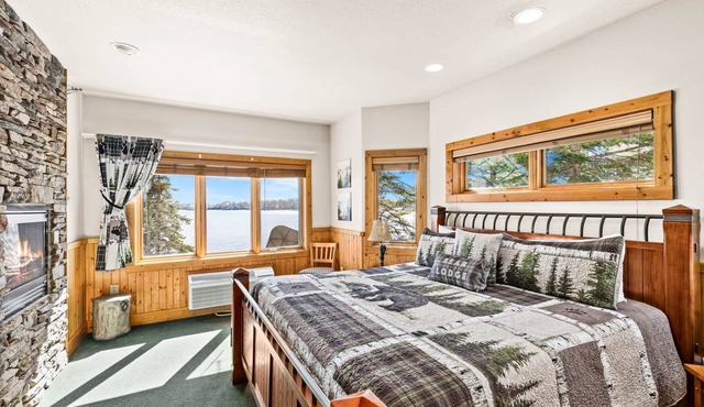 Panoramic Lake Superior Views 1 BR w/King Suite, All Season Hot Tub & Pools