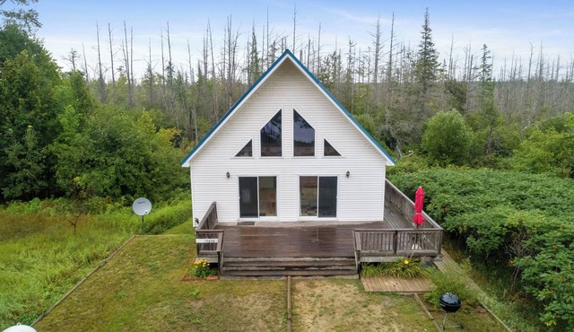 Paradise Chalet : Summer Lakefront Fun w/Dock & Kayaks