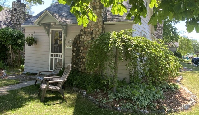 Parkview Cottage #2 - 1/2 block to city beach