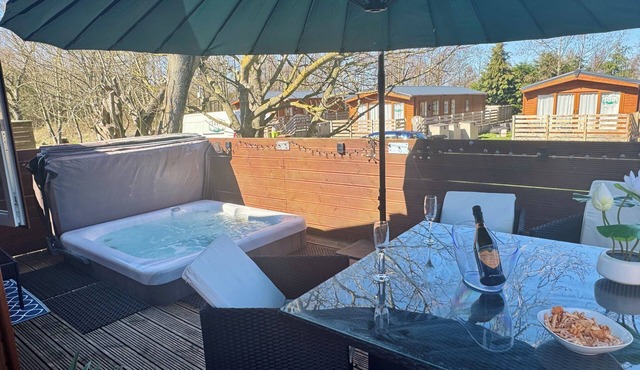 Patricia's Lodge, luxury lodge with private hot tub, Felmoor Park