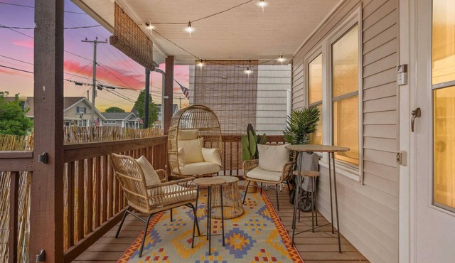 Pat’s Porch | 5 Mins Walk To Beach | Covered Porch