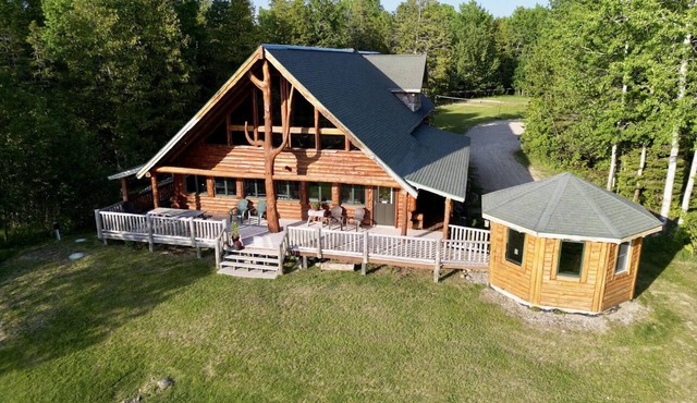 Paw Point Lodge on Drummond Island