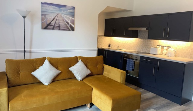 Peaceful 1 bedroom house. Dog friendly, centrally located hidden gem.