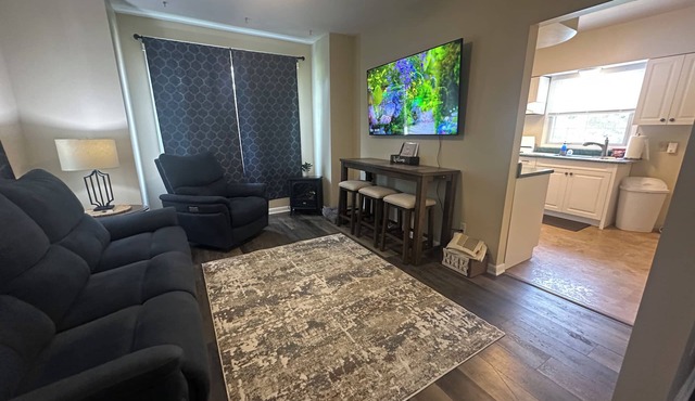 Peaceful 2BR Cottage-Big Backyard Deck, WiFi, Big TV! Parks, Museums, PIT Int’l.