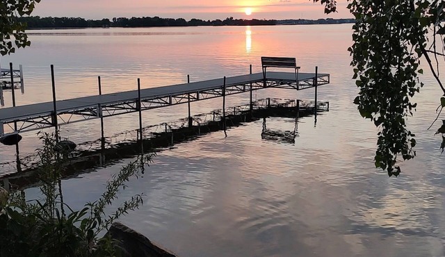 Peaceful 4-bedroom cabin with AC on Clear Lake with a dock and open living room.