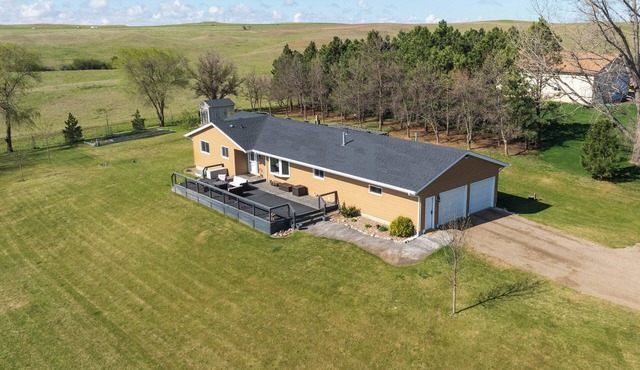 Peaceful 5-bedroom house with stunning views just outside charming Dickinson.