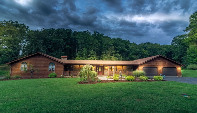 Peaceful 8 Bedroom 5 Bath w/patio bar-grill, swimming pond No Extra Fees