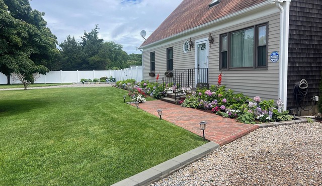 Peaceful and Relaxing Cape Cod Ranch located 7 Min. from the Beach.