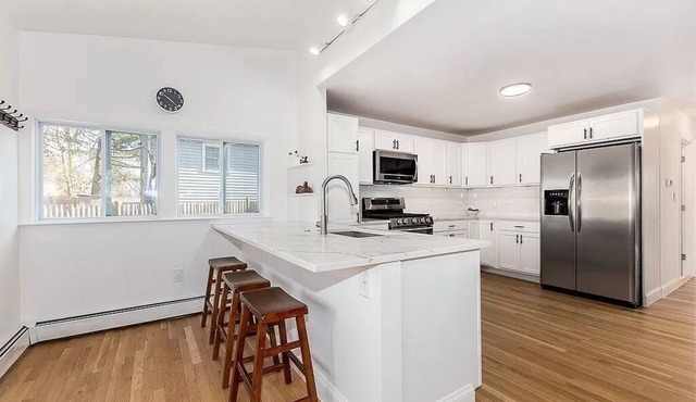 Peaceful and Serene House with Mature Trees and Easy Access to Highways