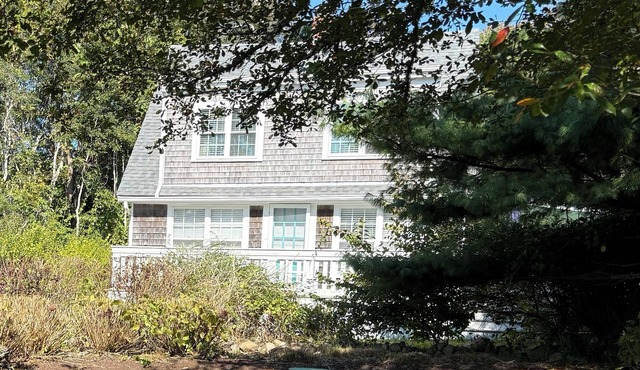 Peaceful cottage in quaint Mattapoisett beach community.