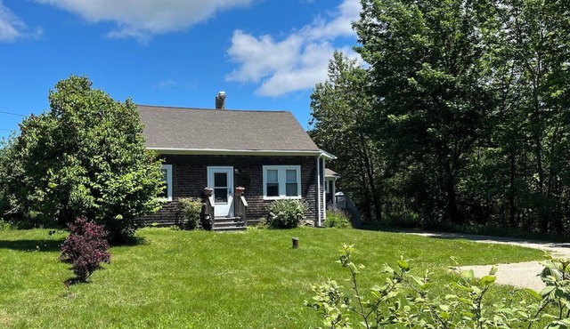 Peaceful & quiet home under 10 minutes from Acadia National Park. DOG FRIENDLY!