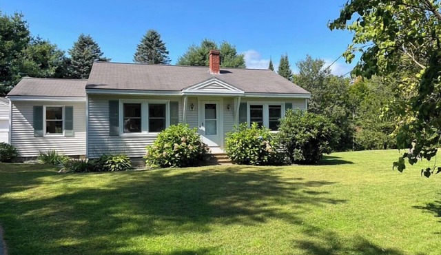 Peaceful retreat in central Yarmouth, walking distance to Main Street.