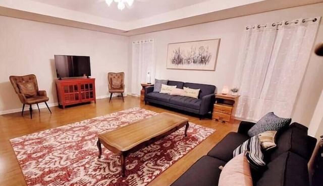 Peaceful, Spacious Living Room, Near Downtown Louisville
