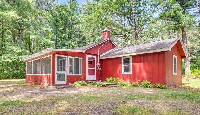 Peaceful Traverse City Cabin ~ 16 Mi to Dtwn!