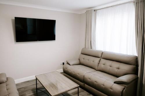 Pendle Close - 3 bed house with parking