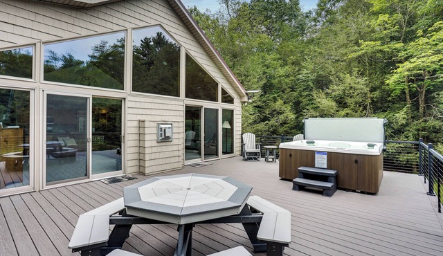 Pennsylvania Cabin Hideaway: Hot Tub & Deck!