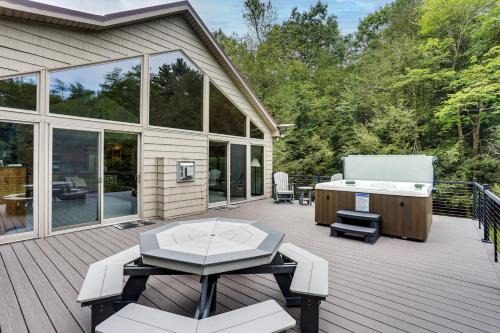 Pennsylvania Cabin Hideaway: Hot Tub & Deck!