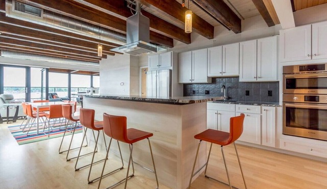 Penthouse Two Master Waterfront Suite with Rooftop